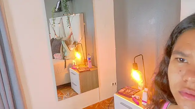 Snapshot of AhslyEvans__ chatting on 04/10/26, 11:37 AhslyEvans online show from 04/10/26, 11:37