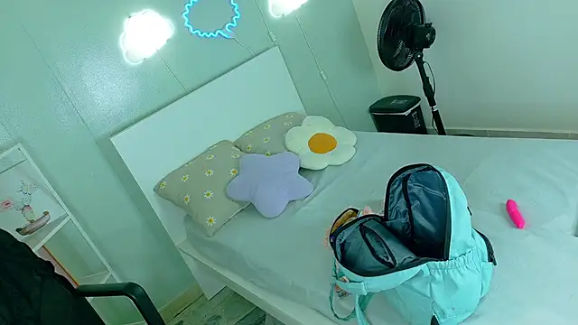 Snapshot of AhslyEvans__ chatting on 04/12/26, 11:59 AhslyEvans online show from 04/12/26, 11:59