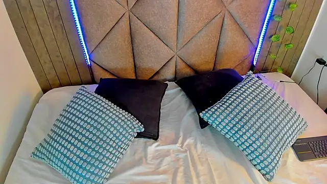 Snapshot of AhslyEvans__ chatting on 04/14/26, 11:49 AhslyEvans online show from 04/14/26, 11:49