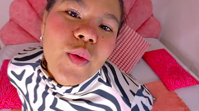 Snapshot of AhslyEvans__ chatting on 04/16/26, 11:44 AhslyEvans online show from 04/16/26, 11:44