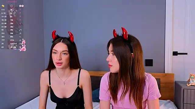 Snapshot of aliceescotte chatting on 04/02/26, 03:42 aliceescotte online show from 04/02/26, 03:42