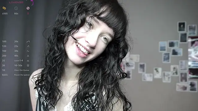 Snapshot of DellaLeck chatting on 07/04/26, 09:32 DellaLeck online show from 07/04/26, 09:32