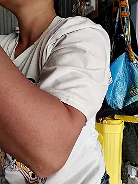 Snapshot of Cute-flowers chatting on 04/13/26, 12:38 Cute-flowers online show from 04/13/26, 12:38