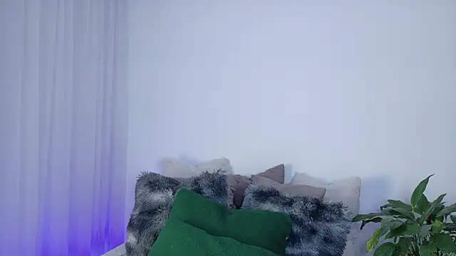 Snapshot of KylieVennet chatting on 04/14/26, 02:50 KylieVennet online show from 04/14/26, 02:50