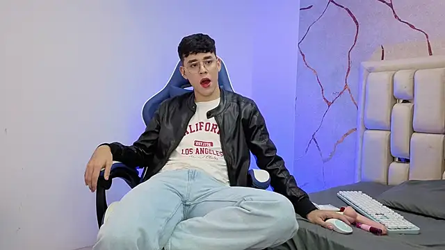 Snapshot of Tom_Parker_ chatting on 04/10/26, 10:14 Tom Parker online show from 04/10/26, 10:14