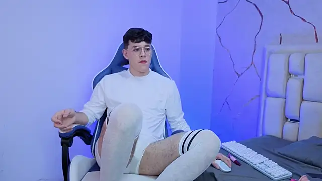 Snapshot of Tom_Parker_ chatting on 04/13/26, 09:09 Tom Parker online show from 04/13/26, 09:09