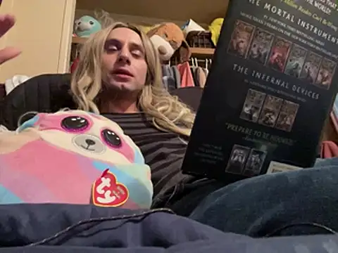 Snapshot of AlexAndriaStrips chatting on 04/12/26, 01:32 AlexAndriaStrips online show from 04/12/26, 01:32