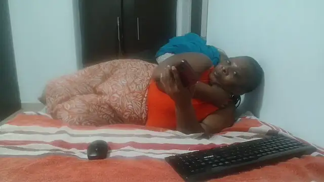 Snapshot of Lucia-boobs chatting on 04/07/26, 05:02 Lucia-boobs online show from 04/07/26, 05:02