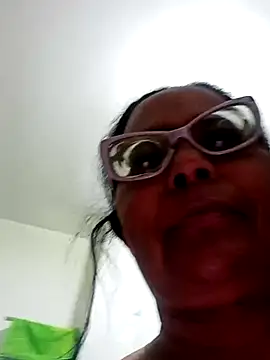 Snapshot of sexymomsn chatting on 04/05/26, 12:02 sexymomsn online show from 04/05/26, 12:02