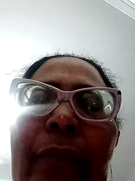 Snapshot of sexymomsn chatting on 04/15/26, 06:15 sexymomsn online show from 04/15/26, 06:15