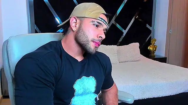 Snapshot of Raytorres chatting on 04/15/26, 10:43 Raytorres online show from 04/15/26, 10:43