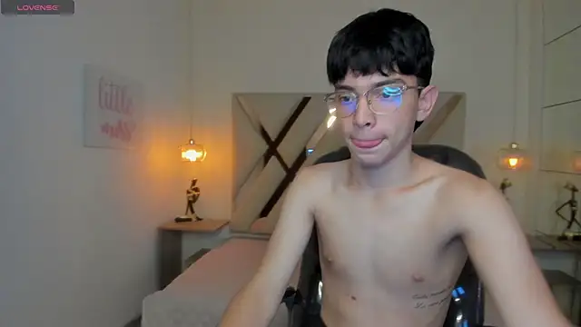 Snapshot of SantiTwinkyy chatting on 03/30/26, 02:40 SantiTwinkyy online show from 03/30/26, 02:40