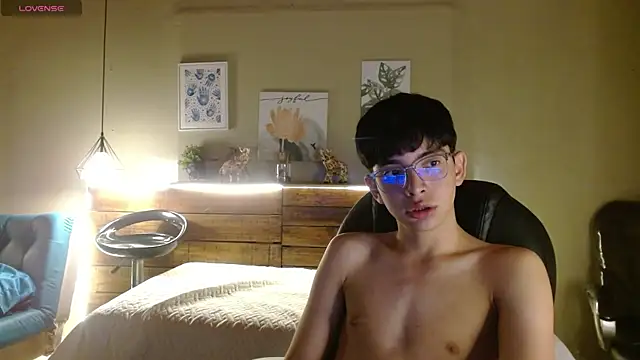 Snapshot of SantiTwinkyy chatting on 04/07/26, 12:49 SantiTwinkyy online show from 04/07/26, 12:49