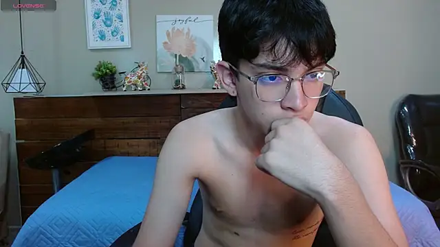 Snapshot of SantiTwinkyy chatting on 04/16/26, 12:39 SantiTwinkyy online show from 04/16/26, 12:39