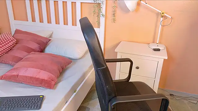 MeganEvanss   online show from 04/11/26, 07:51