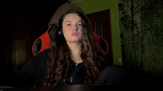 ThedaStrevell online show from 04/12/26, 04:01