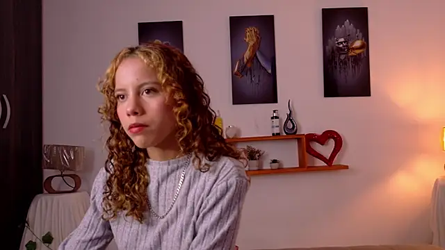 Snapshot of lia_valmont_01 chatting on 03/25/26, 06:47 lia valmont 01 online show from 03/25/26, 06:47