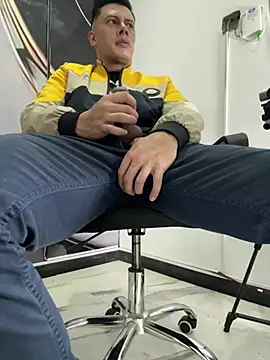 Snapshot of _spencer_boy chatting on 04/15/26, 04:25 spencer boy online show from 04/15/26, 04:25