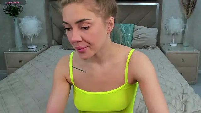 Snapshot of OliviaXStar chatting on 04/05/26, 01:14 OliviaXStar online show from 04/05/26, 01:14