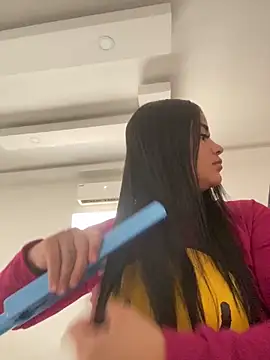 Snapshot of Valerials chatting on 04/15/26, 01:07 Valerials online show from 04/15/26, 01:07