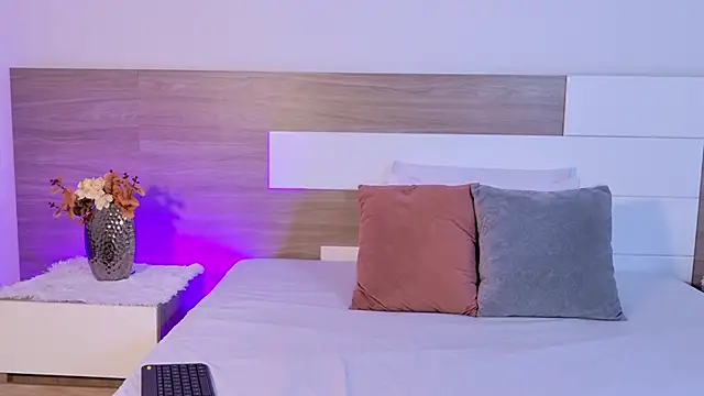 Snapshot of LindaBenetti chatting on 04/09/26, 11:37 LindaBenetti online show from 04/09/26, 11:37