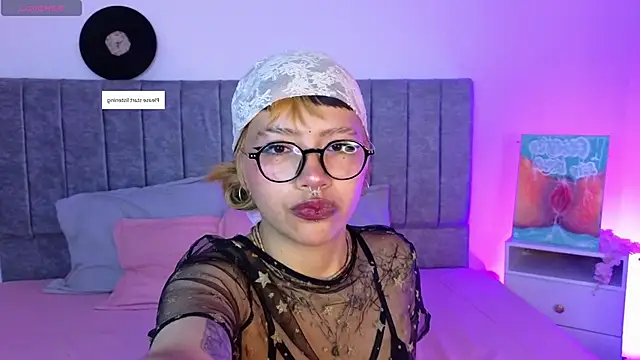 Snapshot of Luna_Blooms chatting on 03/27/26, 11:32 Luna Blooms online show from 03/27/26, 11:32