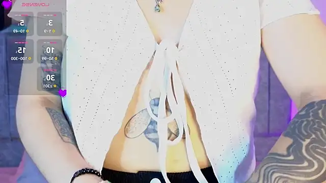 Snapshot of Luna_Blooms chatting on 04/13/26, 12:32 Luna Blooms online show from 04/13/26, 12:32