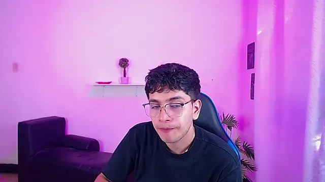 Snapshot of maax_18 chatting on 04/07/26, 01:22 maax 18 online show from 04/07/26, 01:22