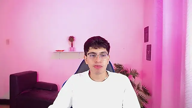 Snapshot of maax_18 chatting on 04/08/26, 01:44 maax 18 online show from 04/08/26, 01:44