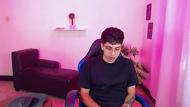 Snapshot of maax_18 chatting on 04/10/26, 01:49 maax 18 online show from 04/10/26, 01:49