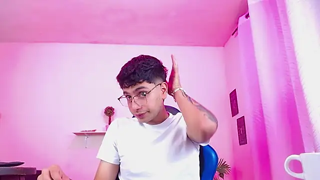 Snapshot of maax_18 chatting on 04/12/26, 01:49 maax 18 online show from 04/12/26, 01:49