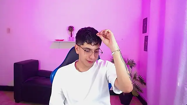 Snapshot of maax_18 chatting on 04/15/26, 01:51 maax 18 online show from 04/15/26, 01:51