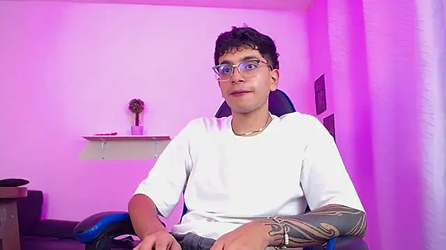 Snapshot of maax_18 chatting on 04/15/26, 07:58 maax 18 online show from 04/15/26, 07:58