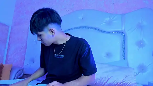 Snapshot of TylerCruz__ chatting on 04/01/26, 02:25 TylerCruz online show from 04/01/26, 02:25