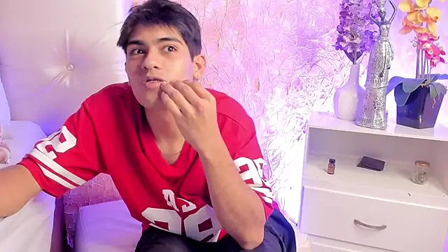 Snapshot of TylerCruz__ chatting on 04/16/26, 04:57 TylerCruz online show from 04/16/26, 04:57