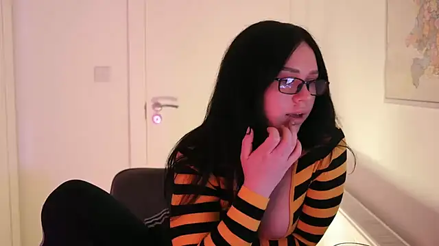 Snapshot of mira_mmira chatting on 04/04/26, 09:01 mira mmira online show from 04/04/26, 09:01