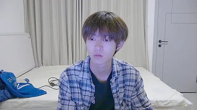 Snapshot of buding-001 chatting on 04/02/26, 12:58 buding-001 online show from 04/02/26, 12:58