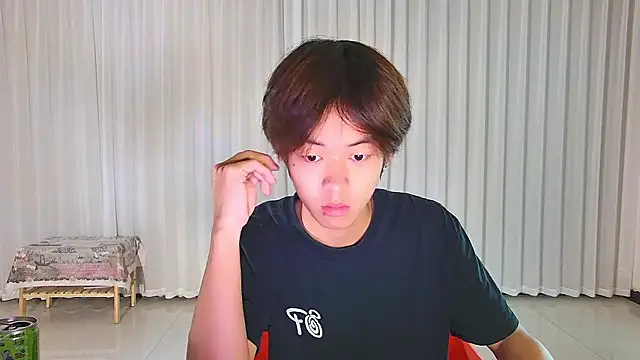 Snapshot of buding-001 chatting on 04/12/26, 05:23 buding-001 online show from 04/12/26, 05:23