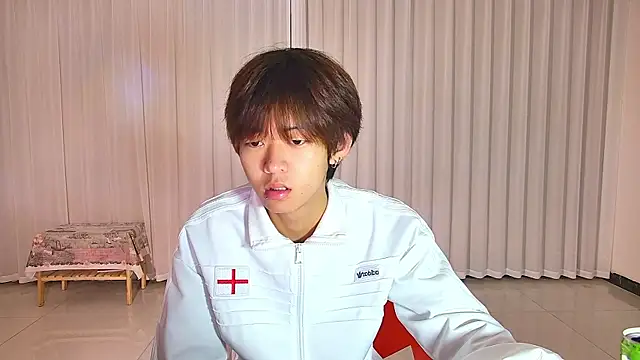 Snapshot of buding-001 chatting on 04/13/26, 01:00 buding-001 online show from 04/13/26, 01:00