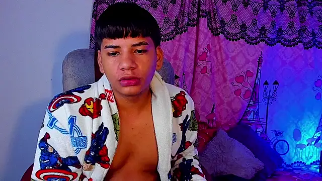 Snapshot of Aless_bigg chatting on 04/06/26, 08:37 Aless bigg online show from 04/06/26, 08:37