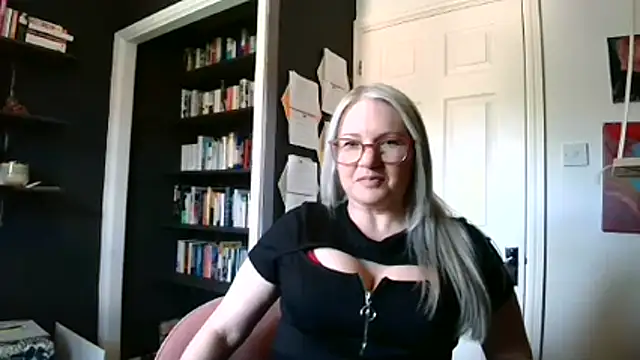 Snapshot of EmberSinn chatting on 04/28/26, 10:53 EmberSinn online show from 04/28/26, 10:53
