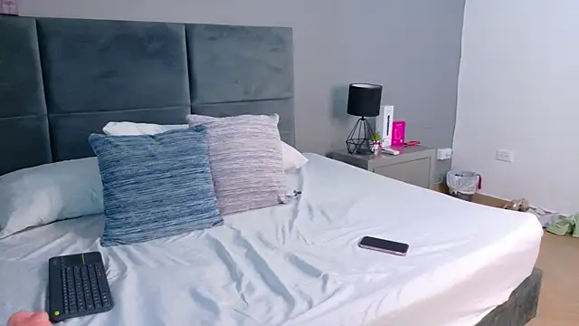 Valentina-Garcia online show from 04/15/26, 03:46