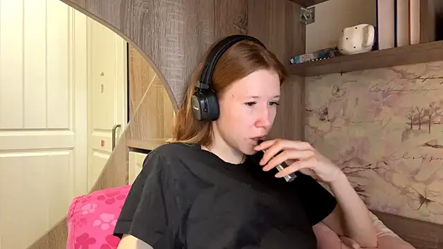 KiraNice1 online show from 04/06/26, 08:37