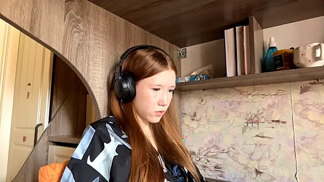 KiraNice1 online show from 04/15/26, 05:14