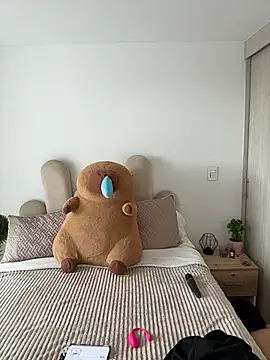 SerenaFox  online show from 04/13/26, 08:14