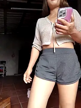xinhxinh-cute online show from 05/18/26, 04:07