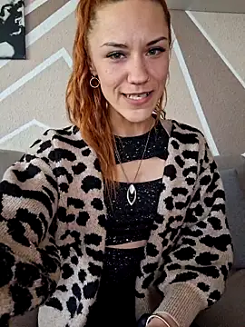 Snapshot of SlimBellaOfficial chatting on 04/15/26, 10:44 SlimBellaOfficial online show from 04/15/26, 10:44