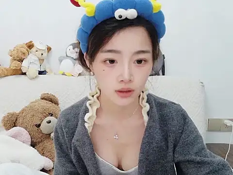 Snapshot of cc-8 chatting on 03/29/26, 01:44 cc-8 online show from 03/29/26, 01:44