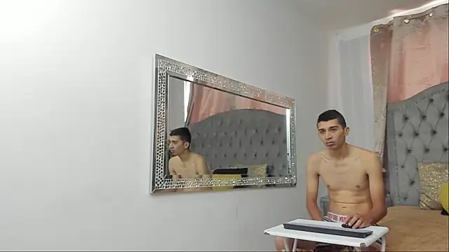 Snapshot of MiaANDronyy chatting on 04/09/26, 12:32 MiaANDronyy online show from 04/09/26, 12:32