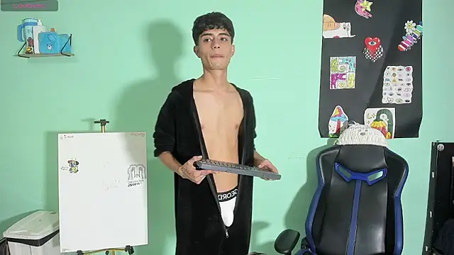 TYLERhHOT2005 online show from 04/17/26, 02:25